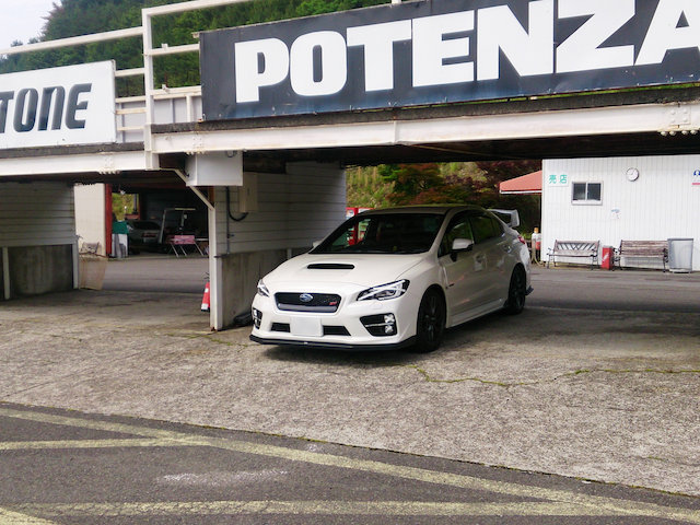 阿讃サーキットPIT(WRX-STI)